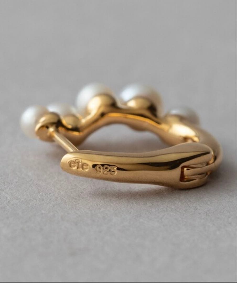 連休限定値下げ＊ete ピアス パール ハグピアス レディース - メルカリ