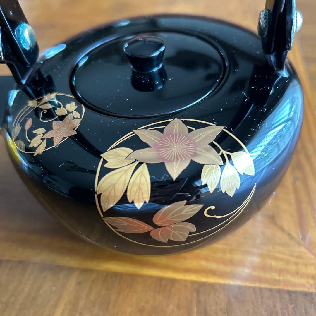 輪島塗り　漆器製の黒い片口酒器　金色の花模様　美品