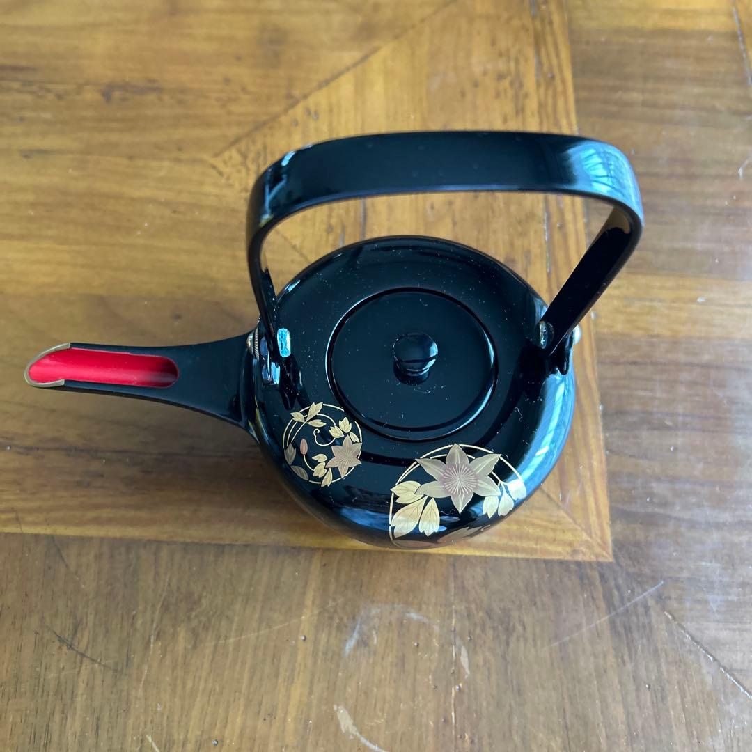 輪島塗り　漆器製の黒い片口酒器　金色の花模様　美品