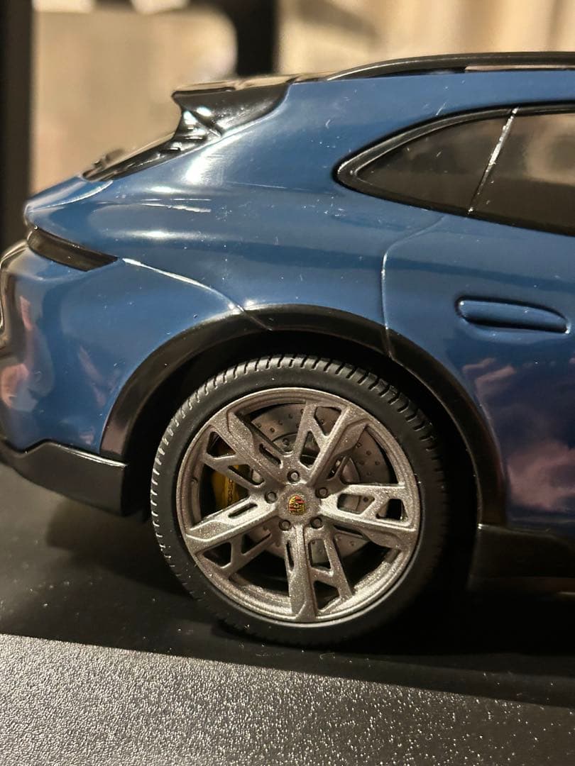 ミニチャンプスMINICHAMPS ポルシェtaycan CUV turbo S