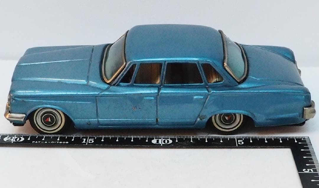 萬代屋【プリムス バリアント セダン青】tinブリキtoy car自動車【箱無】