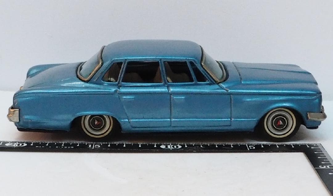 萬代屋【プリムス バリアント セダン青】tinブリキtoy car自動車【箱無】
