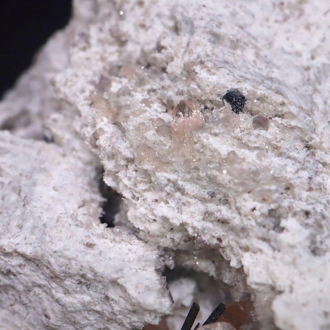 超レア！ピンクトパーズ 236.5g 原石 TZ366鉱物　パワーストーン天然石