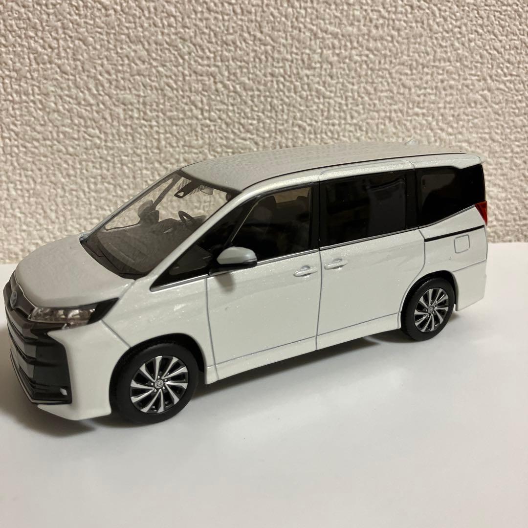 90ノア カラーサンプル　ミニカー