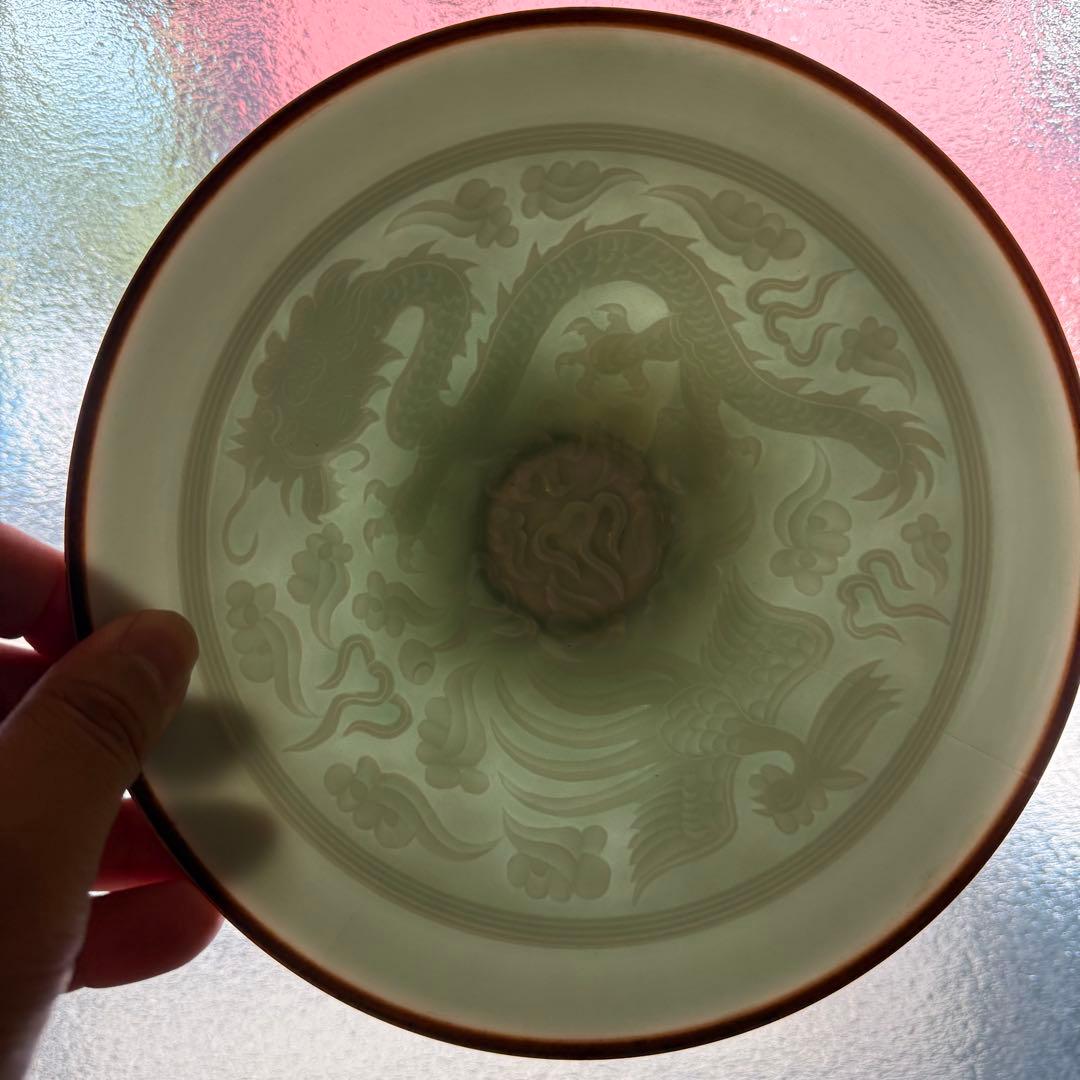 某蒐集家放出品 做古白磁龍花浮刻地紋 共箱 名品