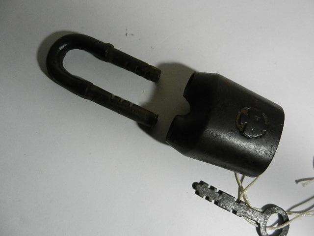 古い希少な鉄道錠前その１（ボディーに「滿鐵」マークと思われる刻印）