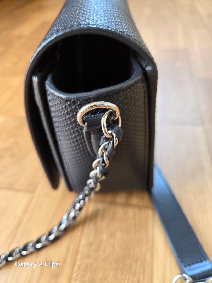 ラコステ　鹿の子地エンボスレザーフラップバッグ