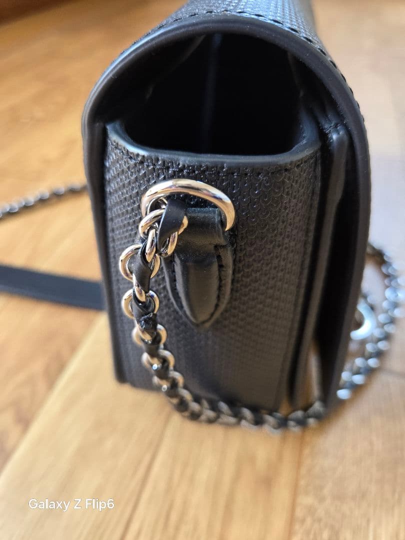 ラコステ　鹿の子地エンボスレザーフラップバッグ