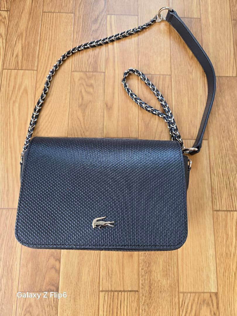 ラコステ　鹿の子地エンボスレザーフラップバッグ