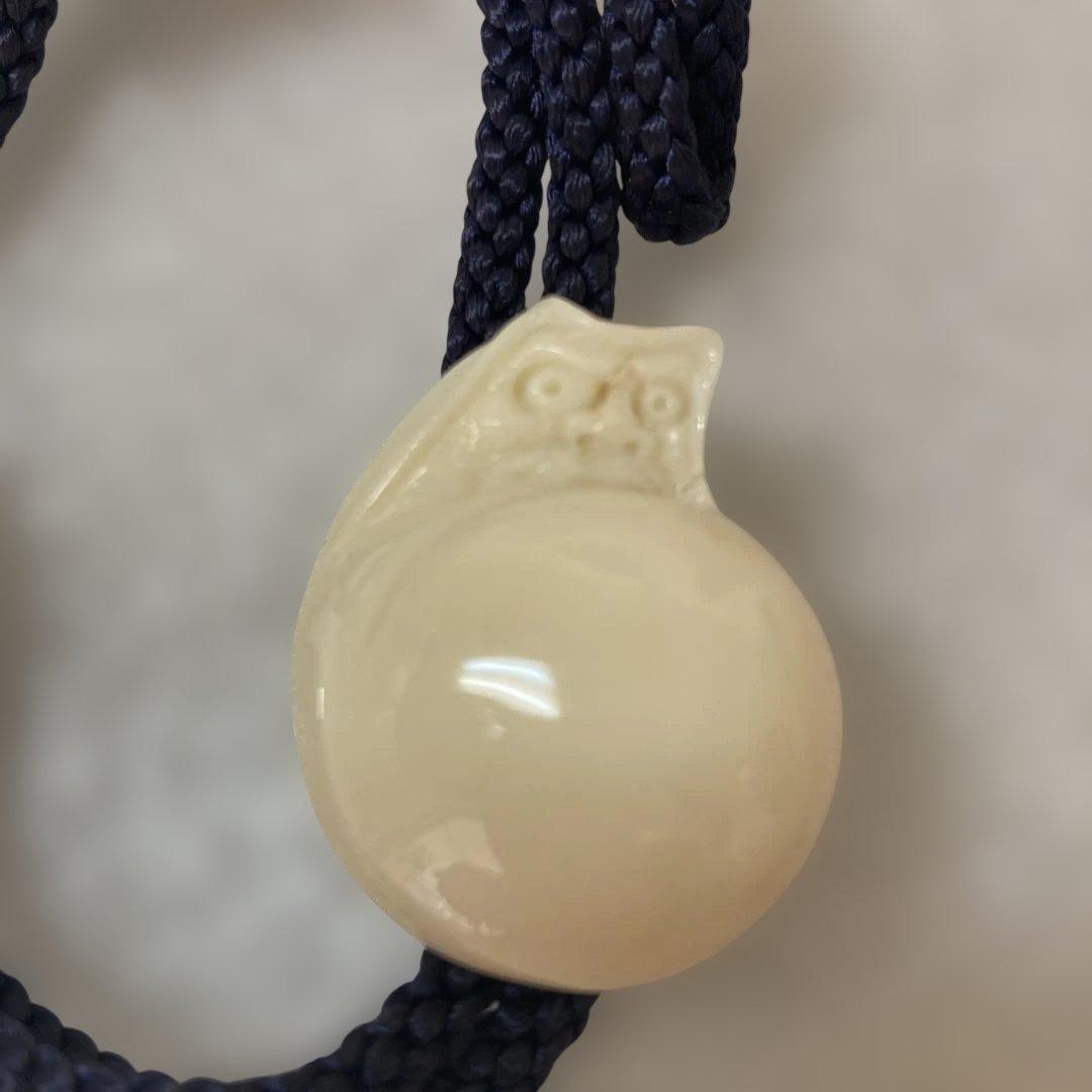 江月】本珊瑚 素晴らしい細工の龍彫刻のループタイ 20g カラーストーン