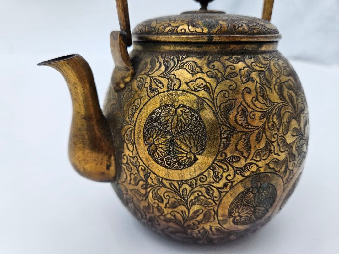 和骨董 重厚な1.5L南部あられ鉄瓶 鉄器 古物 骨董 茶道具 茶釜 菊/蓮