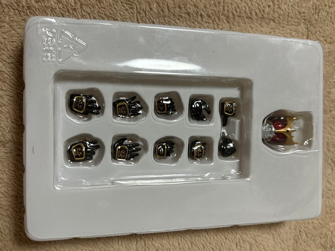 仮面ライダークウガ アルティメットフォーム　真骨彫　(赤い目の頭部に欠け有り)