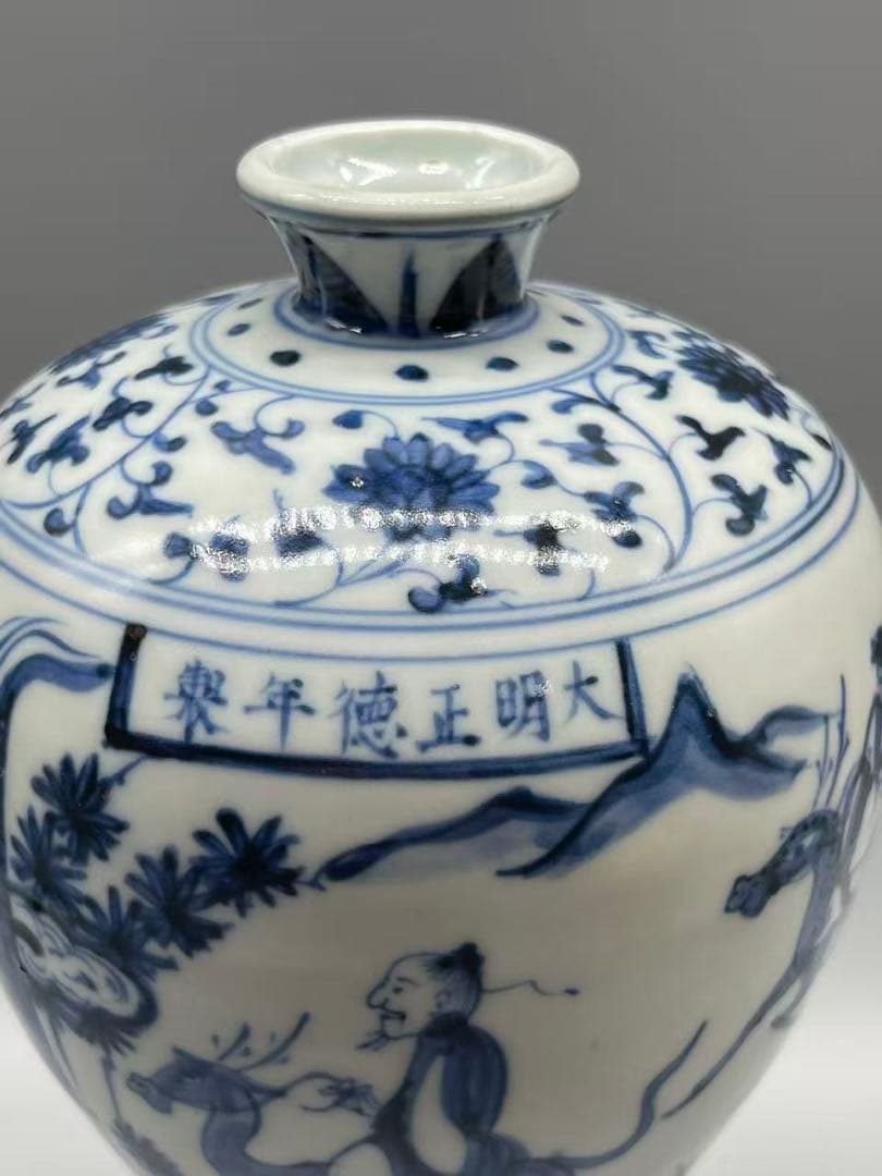 古代中国明朝時代　青花染め付き花瓶