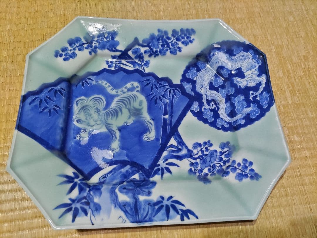 伊万里　青磁　龍虎図　隅切り　四方　大皿（39×33cm）