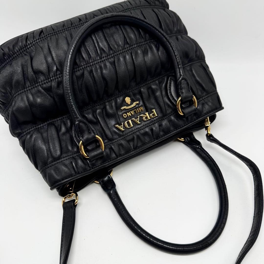 【近年型・美品】プラダ プリーツ ギャザー ナッパレザー 2way ハンドバッグ