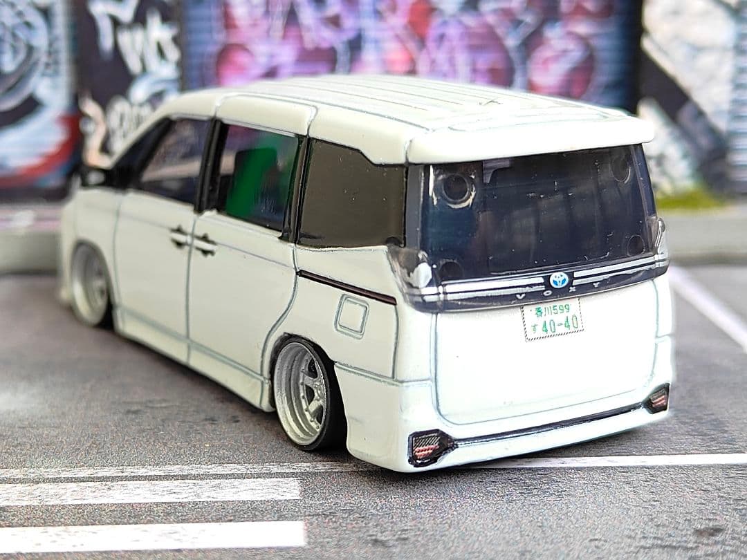 トミカ改造 トヨタ 新型ヴォクシー 初回限定品 ☆深リム ☆ホットウィール