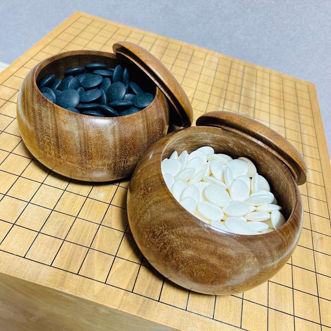 高級 国産 極厚 囲碁 本榧 目が繊細 ヘソ 脚付き 蛤碁石 日向産 碁笥付き