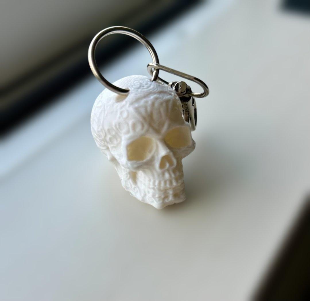 ホワイトスカルキーホルダー - メルカリ