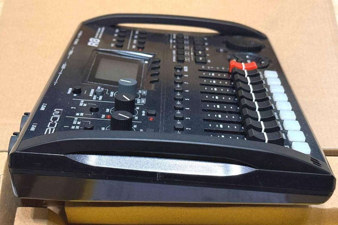 新品同様　Zoom R8 マルチトラックレコーダー（最終値下げしました）
