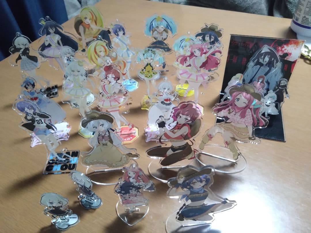 E*n様 希少！KARL LAGERFELD カールラガーフェルド ブローチ 4 E*n様