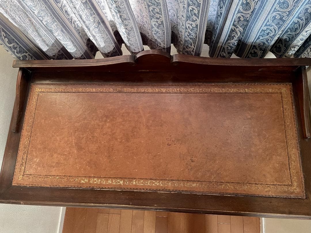 横浜市引き取り限定です】アンティーク文机 引き出し付き 彫刻入 革