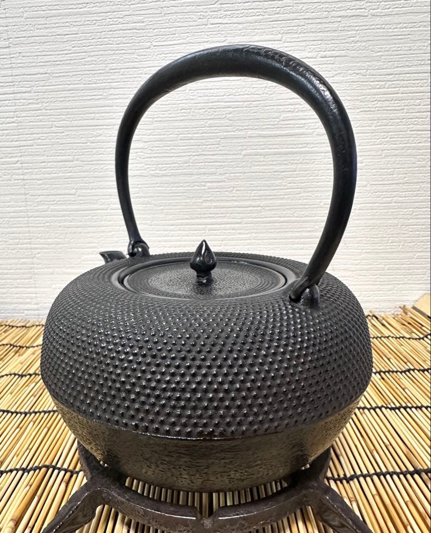 未使用品　敬典工房正寿堂山正　人間国宝髙橋敬典作１２型アラレ　南部鉄瓶