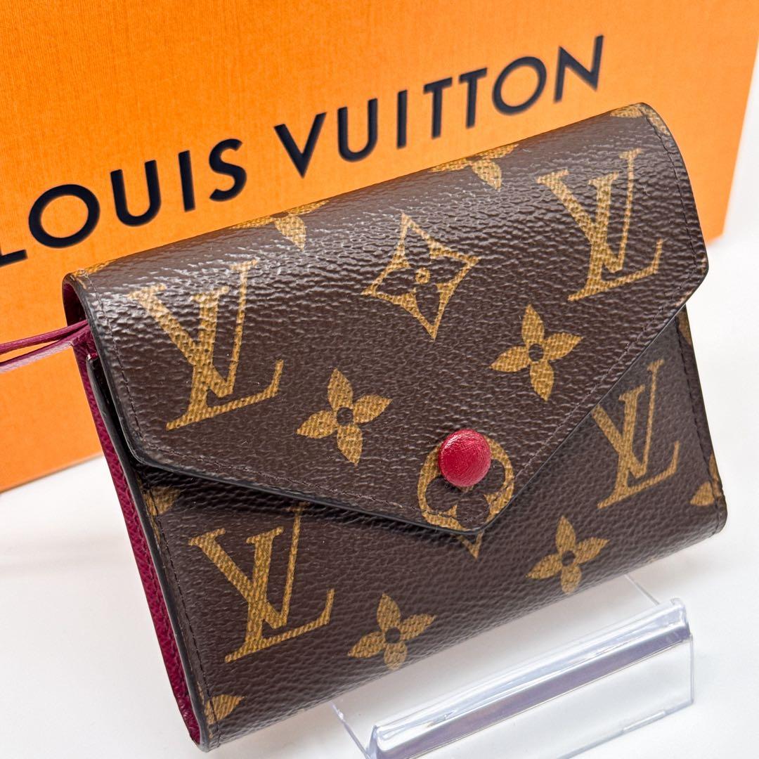 ルイヴィトン モノグラム ヴィクトリーヌ フューシャ 赤 財布 三つ折り