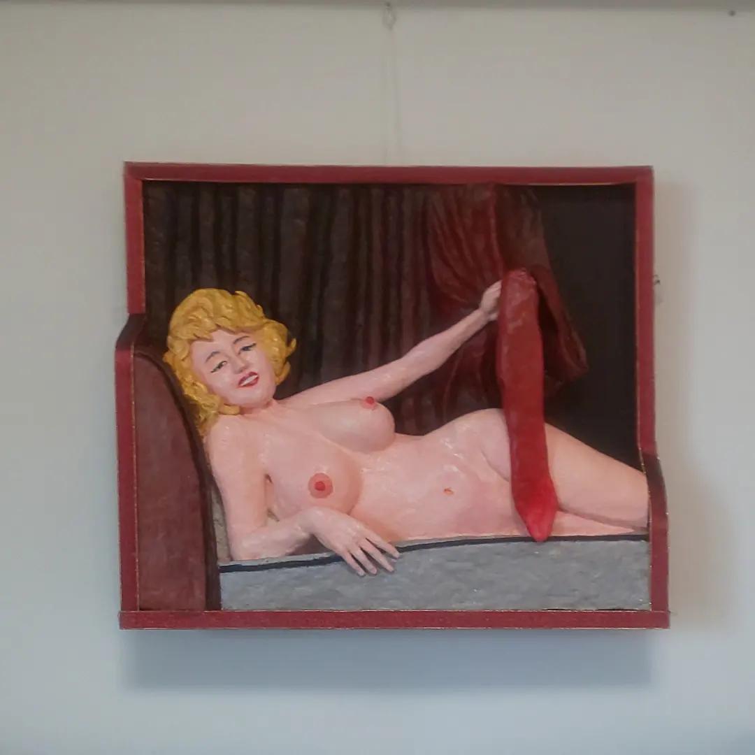 「幕を引く裸婦」（立体アート）