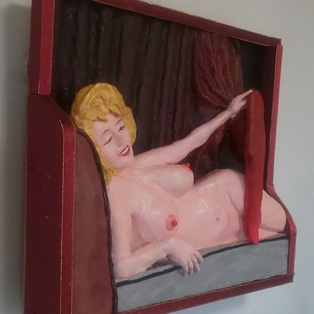 「幕を引く裸婦」（立体アート）