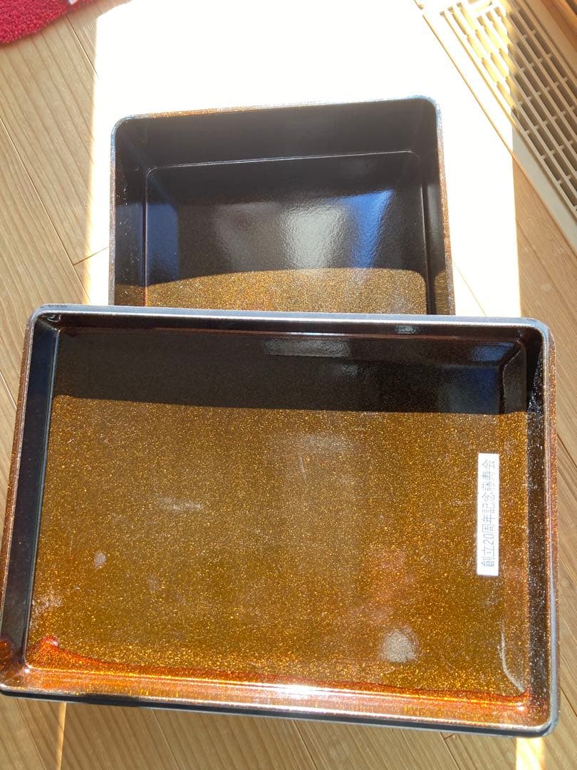 赤い漆器 花彫刻