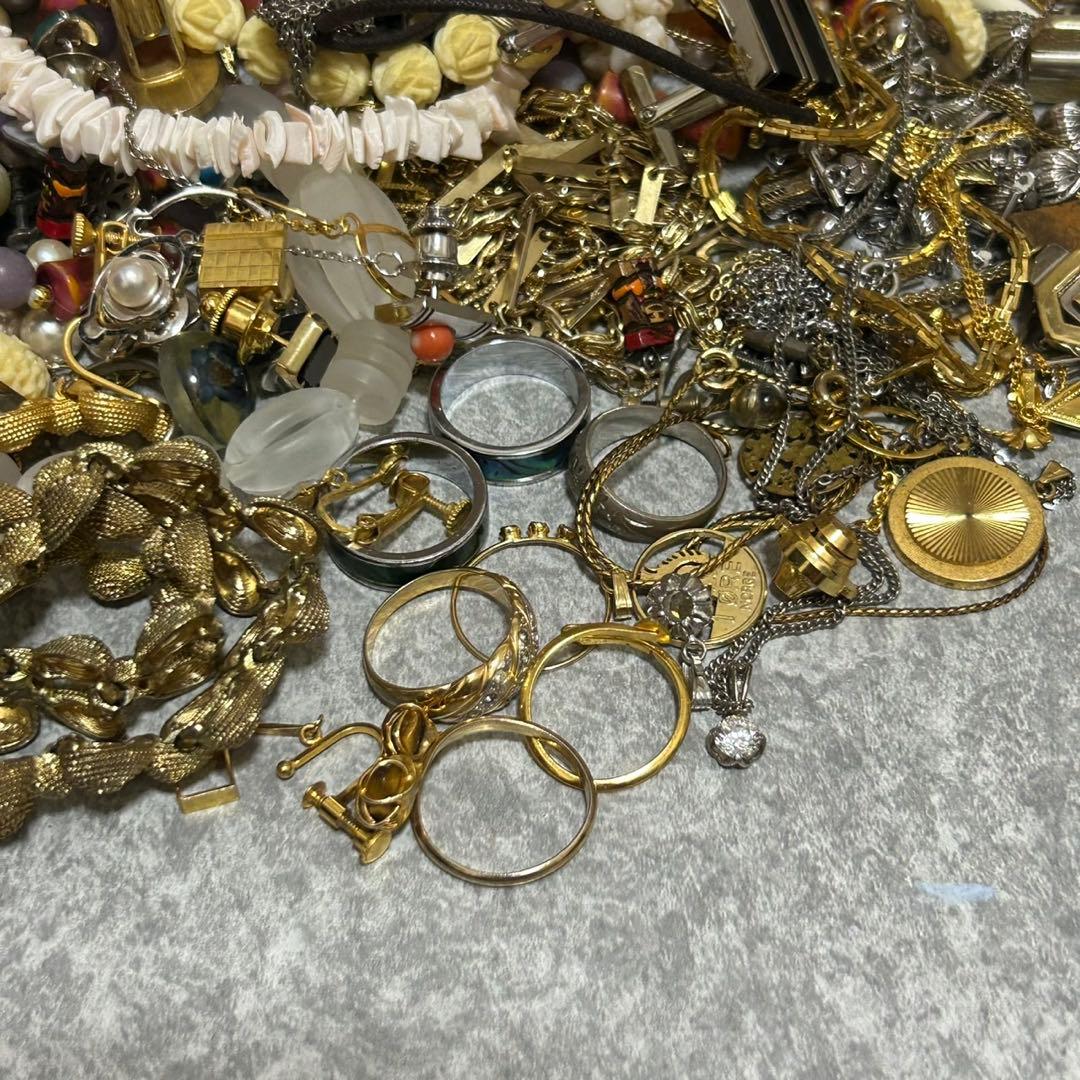 遺品整理　アクセサリーまとめ　ジャンク