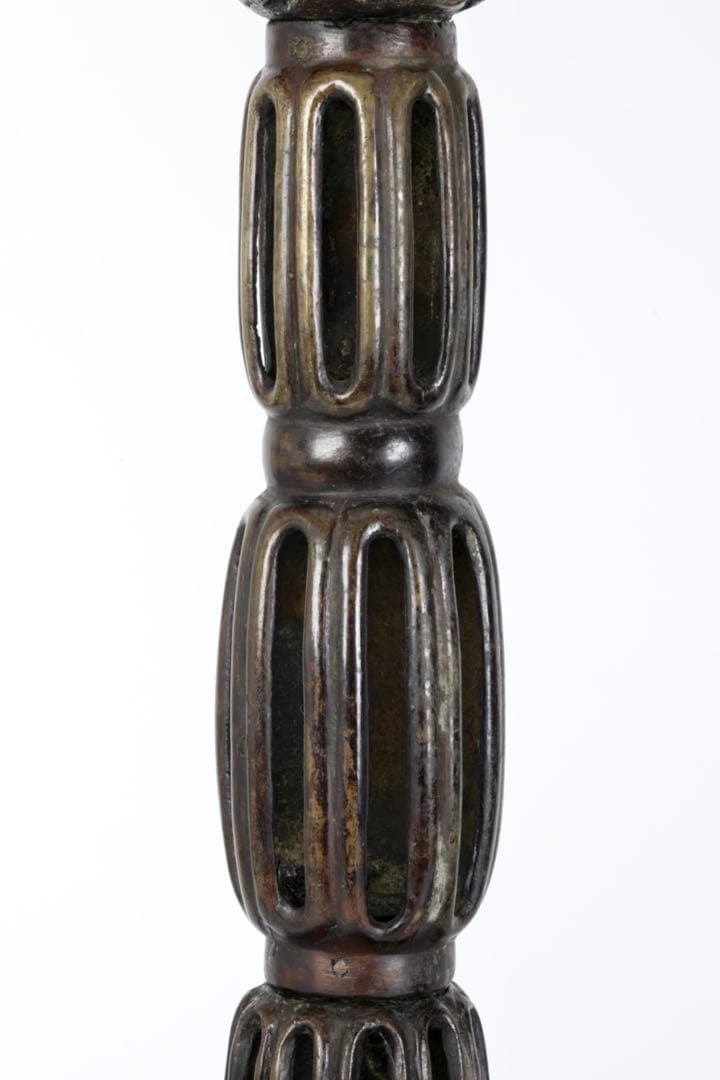 大型燭台一対】透彫菊花文 細密彫刻 蝋燭立 仏教美術 仏壇 仏具 骨董