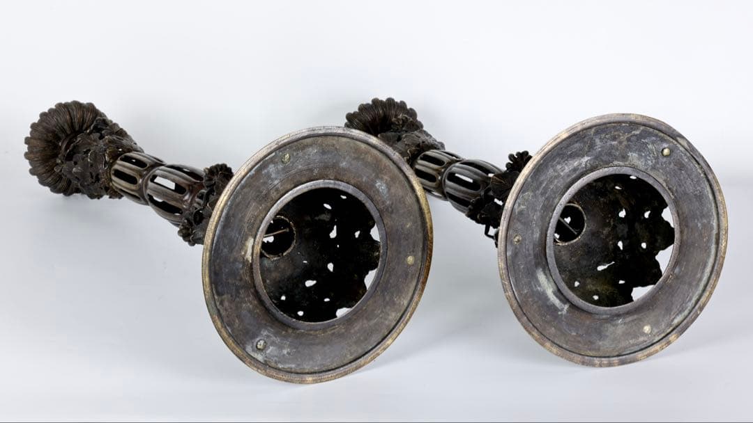 大型燭台一対】透彫菊花文 細密彫刻 蝋燭立 仏教美術 仏壇 仏具 骨董