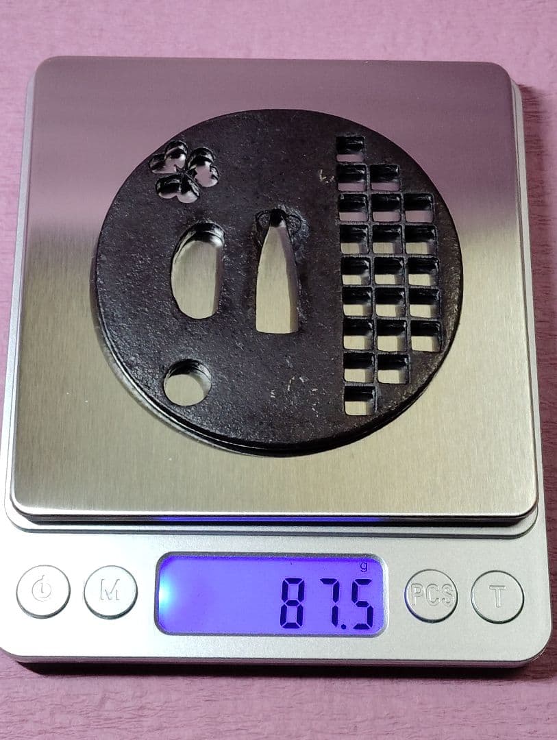 刀装具 鐔 鍔 在銘 鉄地 格子 三つ葉図透かし 金象嵌 丸形鐔 時代物