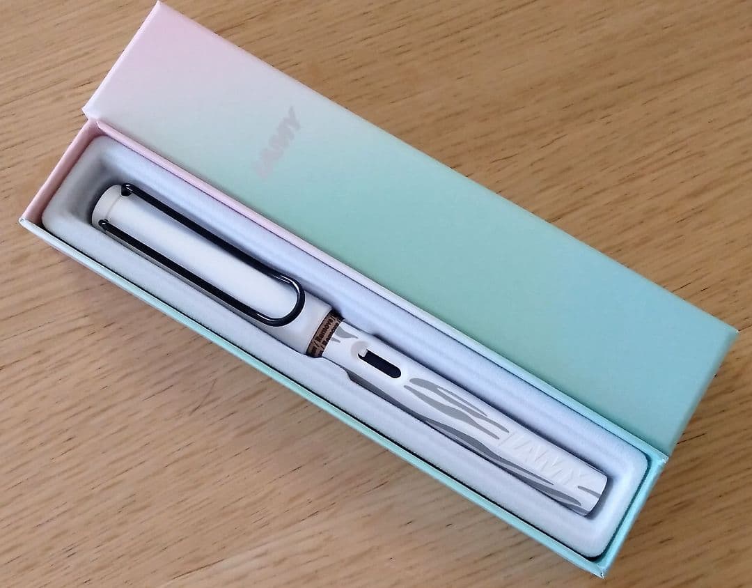 LAMY サファリ 万年筆 ゼブラ 白軸 F細字 LAMY サファリ 万年筆 F