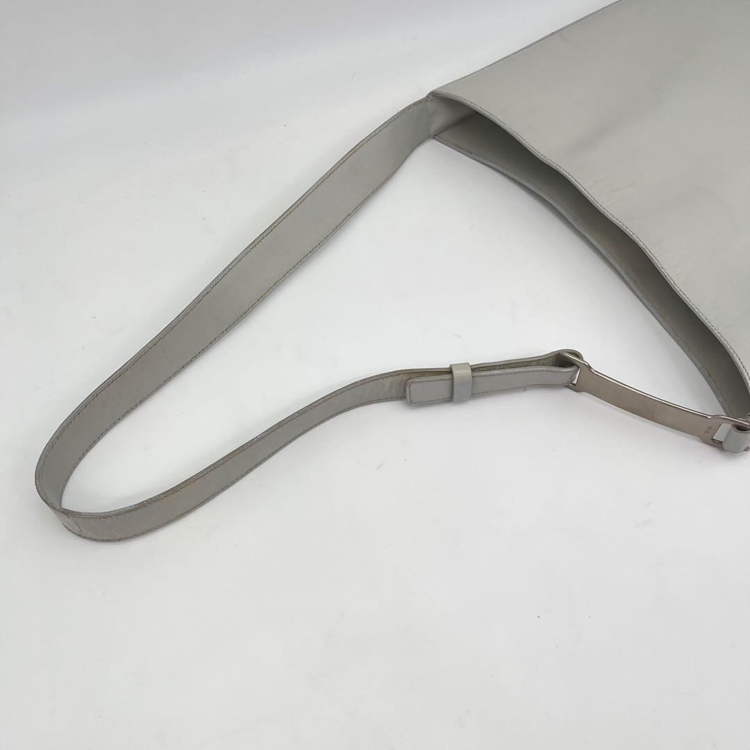 PRADA ワンショルダーバッグ 肩掛け ロゴ金具 カーフレザー オフホワイト