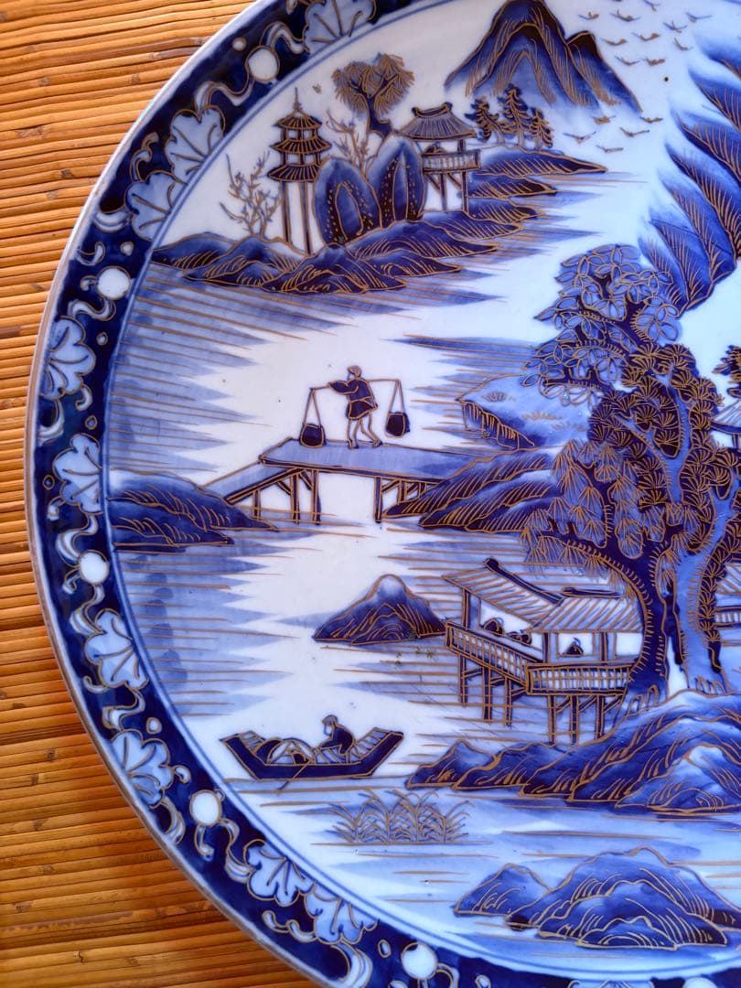 青白磁 龍絵皿 木箱入り陶器の皿。 飾り皿・飾皿・大皿の