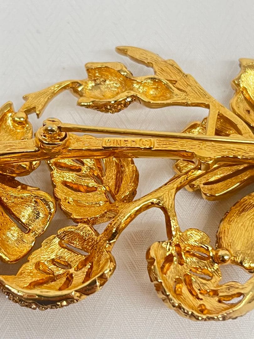 CINER サイナー ブローチ 花モチーフ ゴールド