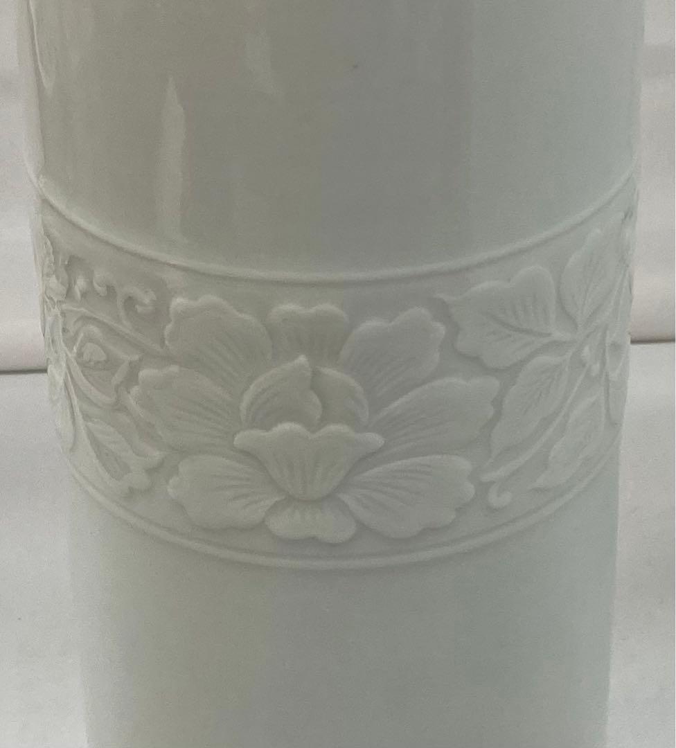 B165b 伊東陶山造「白瓷唐華文 花瓶」共箱 京都 尊式 華道具