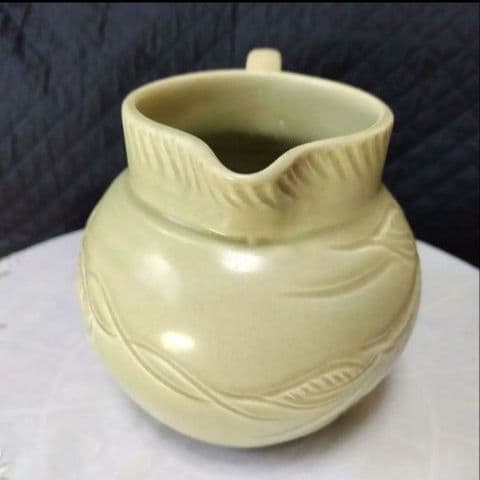 超レアー、美品、スージークーパー初期の作品、彫り物の美しい花瓶(水差し)