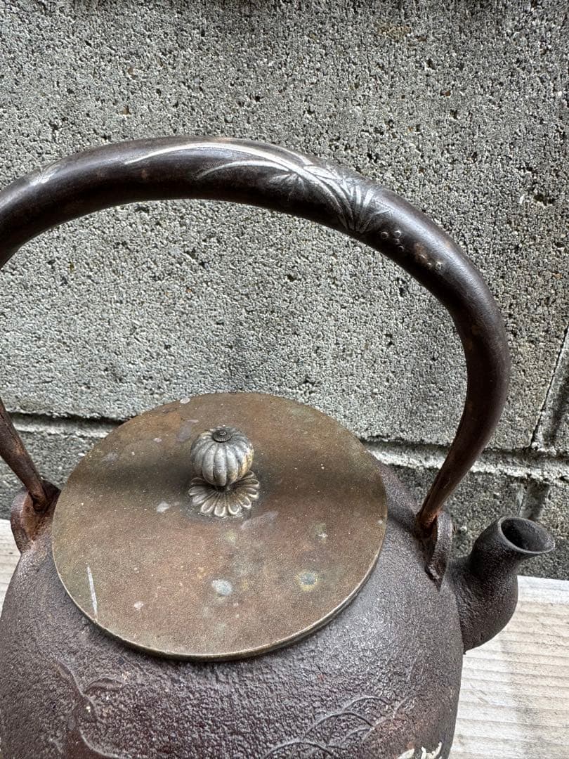 鉄製浮彫り動物模様の鉄瓶 銀象嵌 金粒 - メルカリ