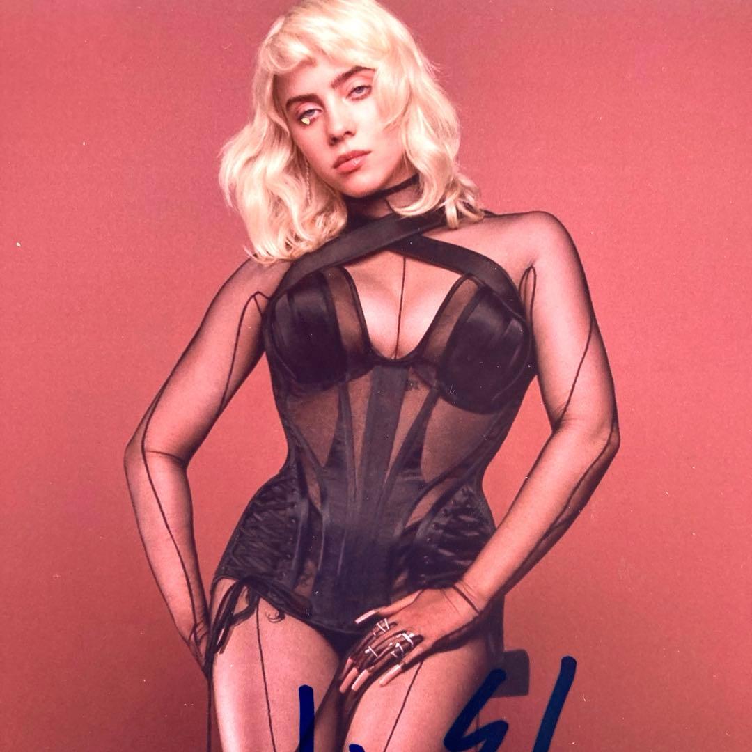 ビリー・アイリッシュ直筆サイン入り2Lサイズ写真… - メルカリ