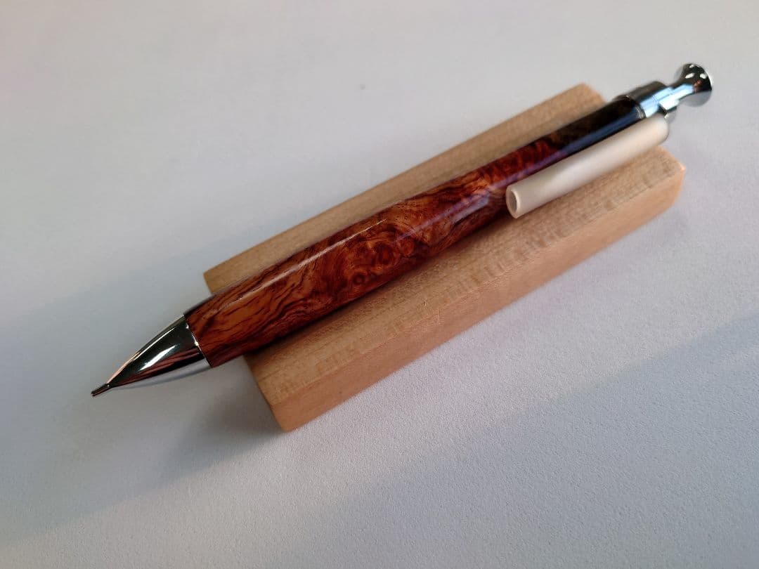 木軸ペン　花梨瘤紅白　うるし仕上げ　シャープ0.5 金継ぎ　某工房