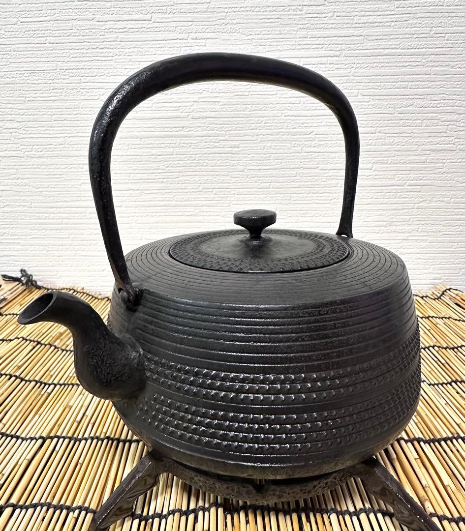 未使用品、長期保管品　南部鉄器共同組合販売　肩平型アラレ　南部鉄瓶　南部鉄器