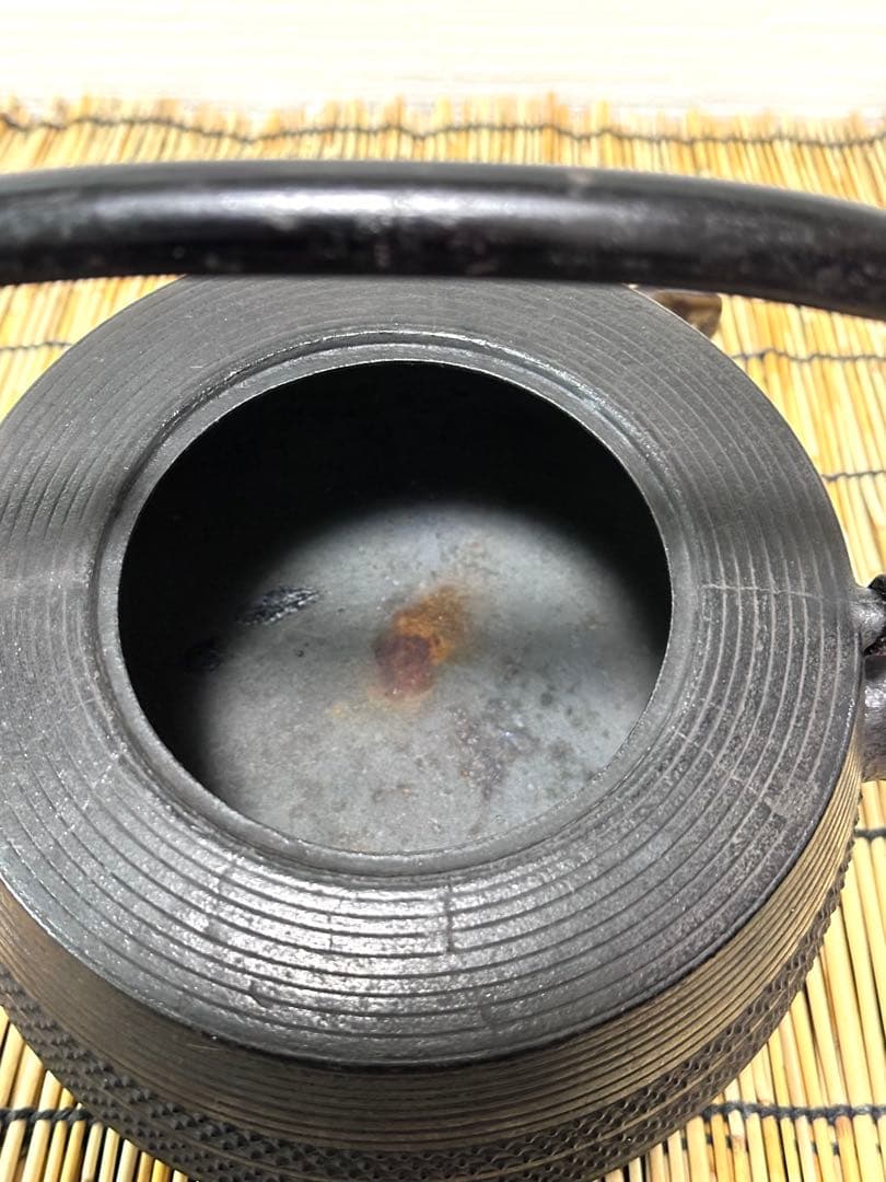 未使用品、長期保管品　南部鉄器共同組合販売　肩平型アラレ　南部鉄瓶　南部鉄器