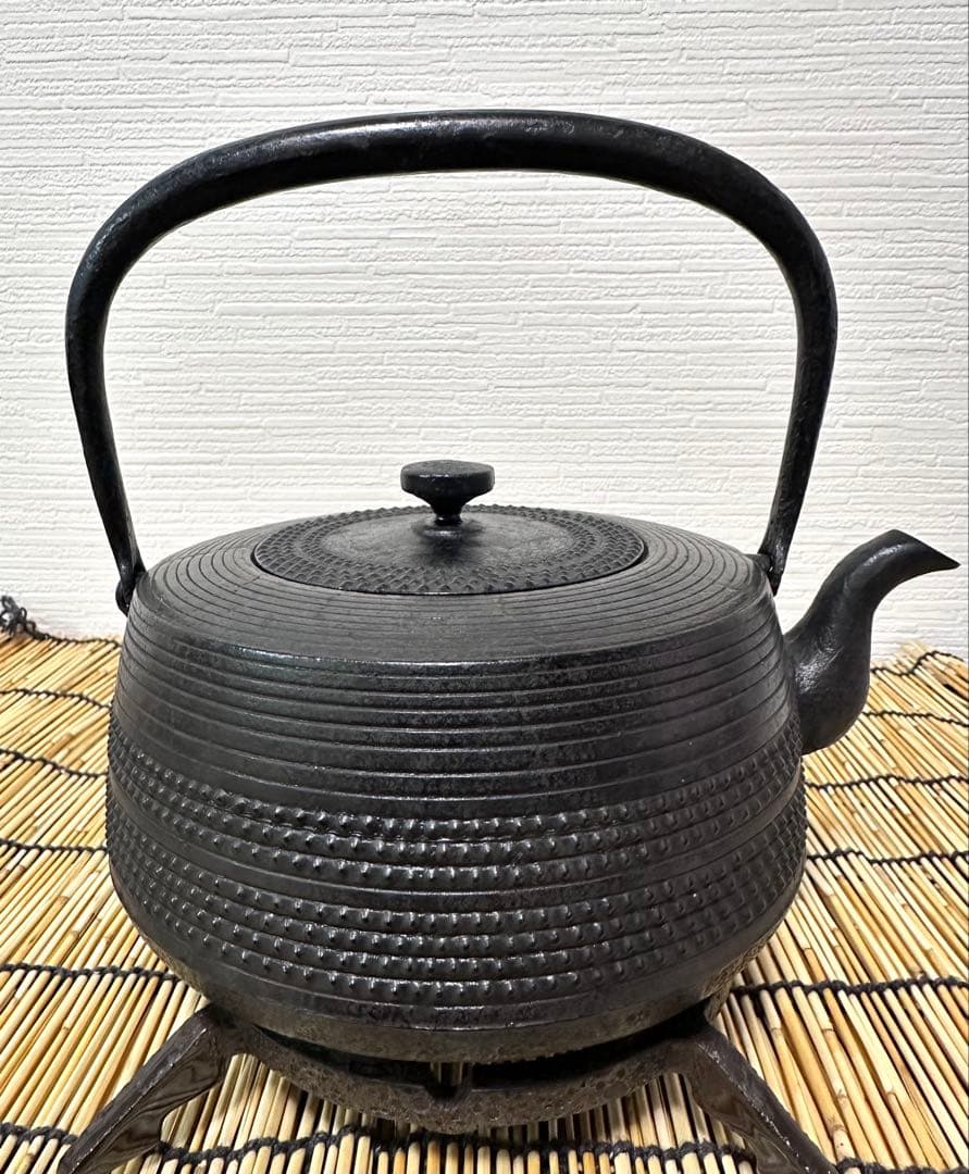 未使用品、長期保管品　南部鉄器共同組合販売　肩平型アラレ　南部鉄瓶　南部鉄器