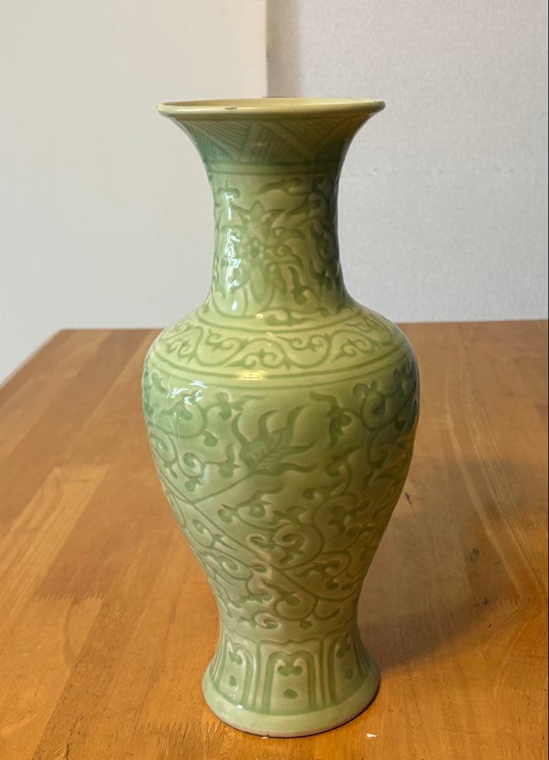 淡い緑色の彫刻模様の花瓶