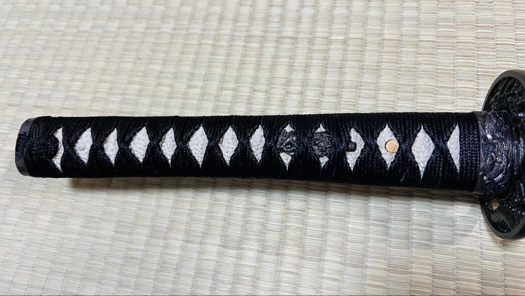 模造刀 雲龍拵え 互の目刃文 石目鞘 透かし鍔 大刀 黒刀 250504-1