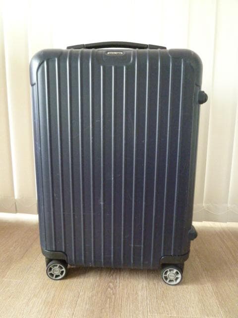 RIMOWA リモワ　4輪　SALSA サルサ　紺色　キャリーケース RIMOWA リモワ SALSA サルサ 32L 機内持ち込み 4輪 TSAロック キャビン