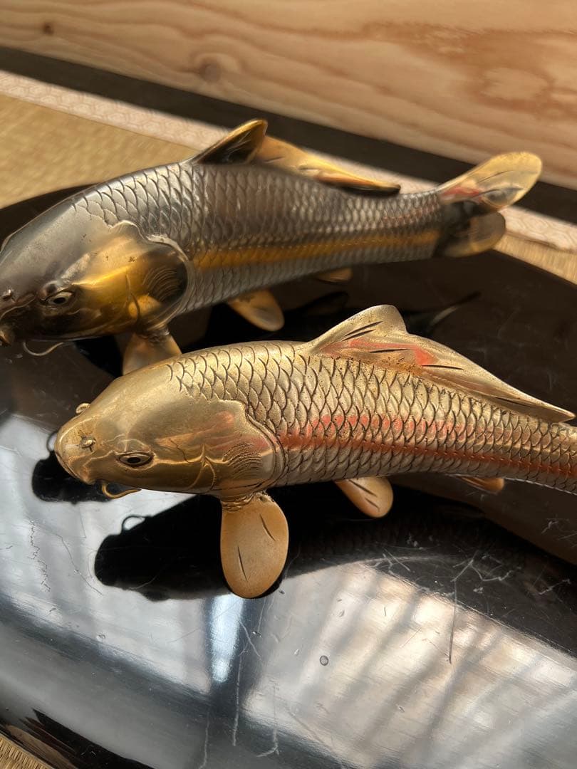 鯉の置物　金工師岩坪信光作　金属工芸品　鯉　縁起物　置物　信光　台座付き